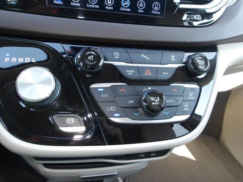 Used 2017 Chrysler Pacifica Touring-L image 15