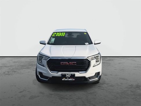 Used 2024 GMC Terrain SLE image 3
