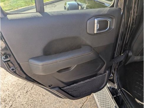Used 2022 Jeep Gladiator Overland image 12