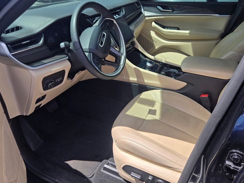 Used 2023 Jeep Grand Cherokee Limited image 7