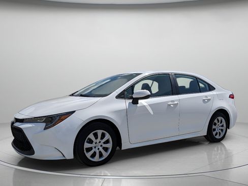 Used 2022 Toyota Corolla LE FWD image 2