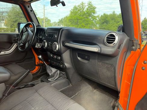 Used 2012 Jeep Wrangler Unlimited Sahara w/ Connectivity Group AWD/4WD image 10