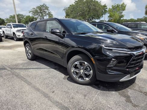 Used 2025 Chevrolet Blazer LT FWD image 2