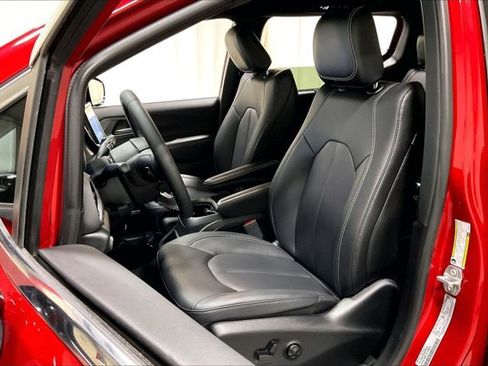 Used 2025 Chrysler Pacifica Select FWD image 25