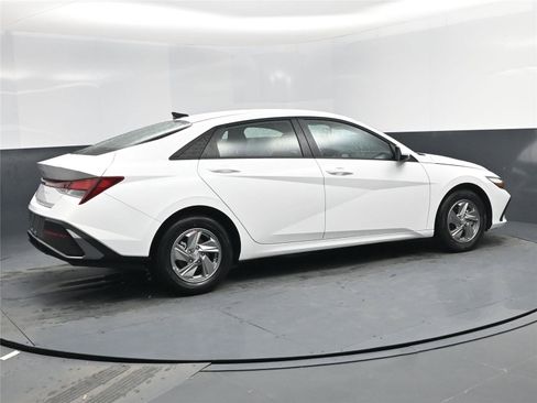 New 2026 Hyundai Elantra SE image 4