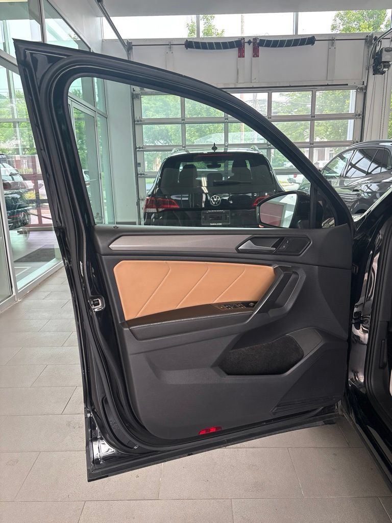 Used 2023 Volkswagen Tiguan SE AWD/4WD image 18