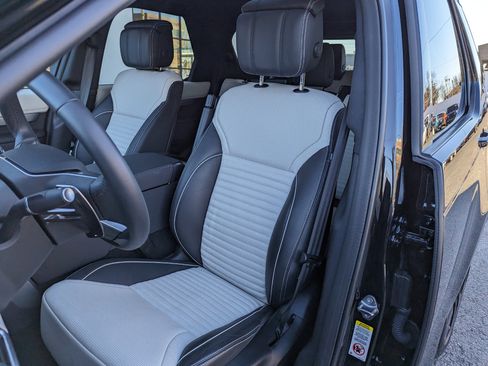 Used 2024 Land Rover Discovery Dynamic SE image 14