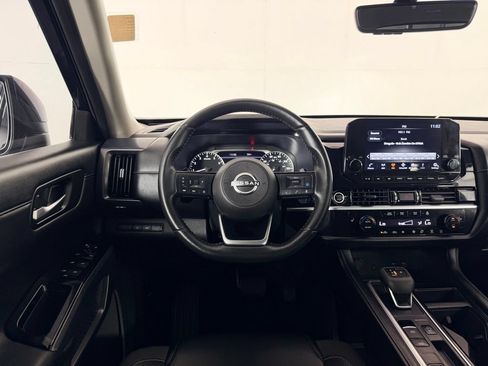 Used 2024 Nissan Pathfinder SL w/ Black Appearance Package FWD image 16