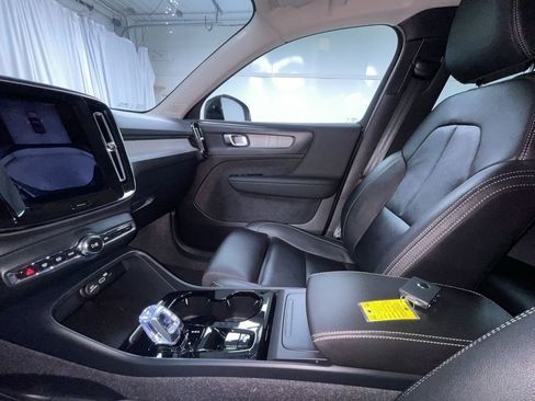 Used 2025 Volvo XC40 B5 Plus image 21