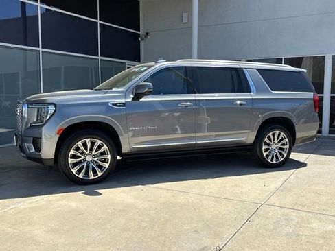 Used 2021 GMC Yukon XL Denali w/ Denali Premium Package AWD/4WD image 10