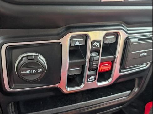 Used 2019 Jeep Wrangler Unlimited Sahara AWD/4WD image 16