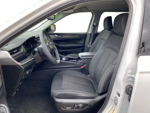 Used 2023 Jeep Grand Cherokee Laredo AWD/4WD image 11