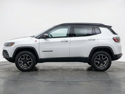 Used 2025 Jeep Compass Trailhawk AWD/4WD image 5