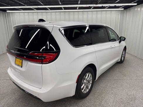 New 2026 Chrysler Pacifica Select image 6