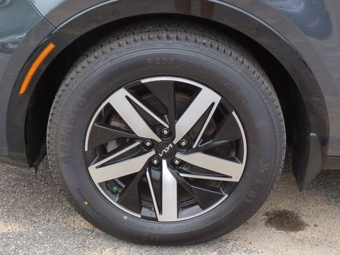 Used 2022 Kia Sorento S w/ Panoramic Sunroof Package FWD image 11
