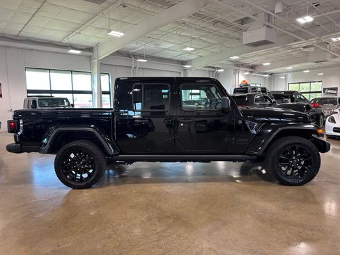 Used 2025 Jeep Gladiator Sport AWD/4WD image 9