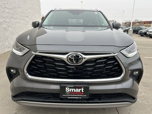 Used 2023 Toyota Highlander Platinum image 2
