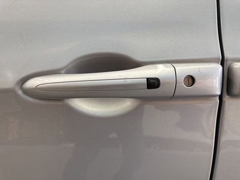 Used 2024 Chrysler Pacifica Touring-L image 17