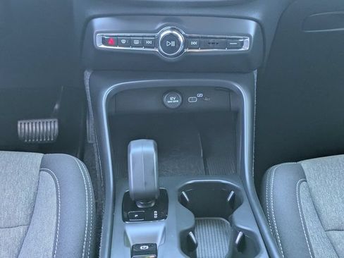 Certified 2025 Volvo XC40 B5 Core AWD/4WD image 25