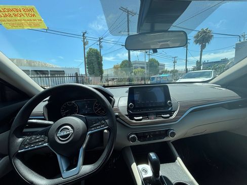 Used 2025 Nissan Altima 2.5 SV FWD image 29