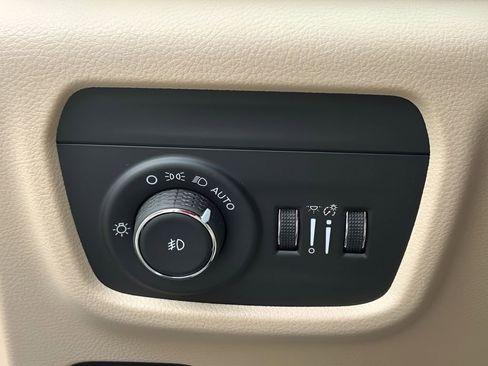 New 2025 Jeep Grand Cherokee Limited w/ Luxury Tech Group II image 24