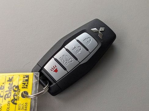 Used 2025 Mitsubishi Outlander AWD image 29