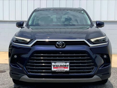 Used 2025 Toyota Grand Highlander AWD image 3