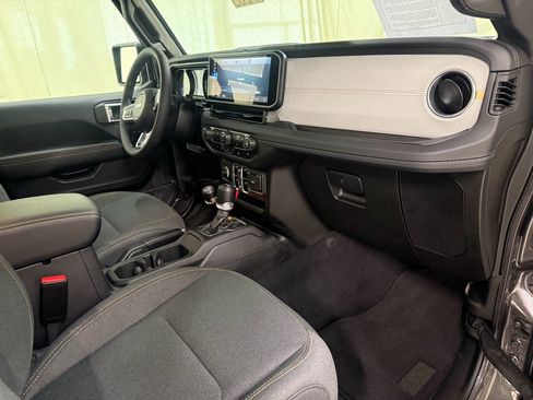 Used 2025 Jeep Wrangler Sahara image 25