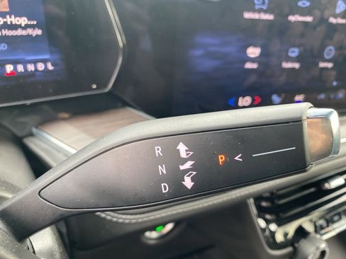 Used 2025 Chevrolet Suburban Z71 image 27