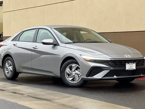 New 2026 Hyundai Elantra SE image 2