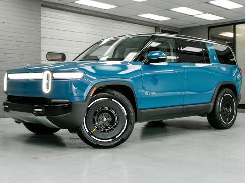 Used 2025 Rivian R1S Adventure Dual AWD/4WD image 2