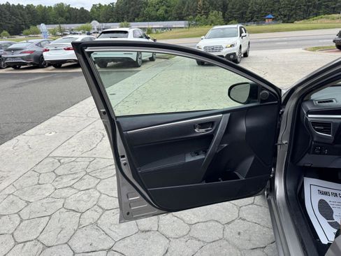 Used 2015 Toyota Corolla LE FWD image 5