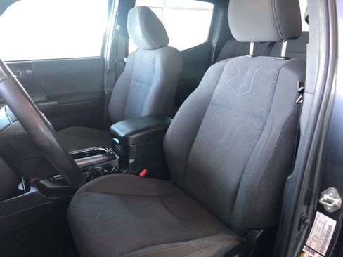 Used 2018 Toyota Tacoma TRD Sport w/ Technology Package image 11