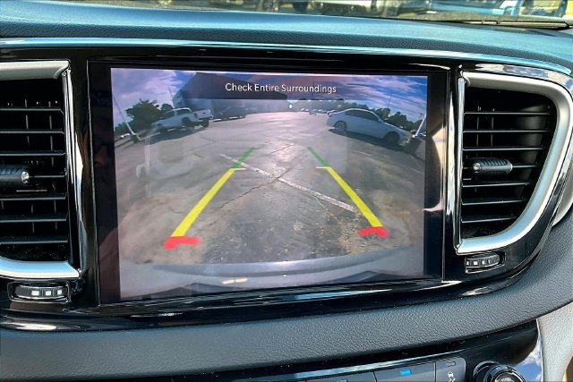 Used 2023 Chrysler Pacifica Touring-L FWD image 14