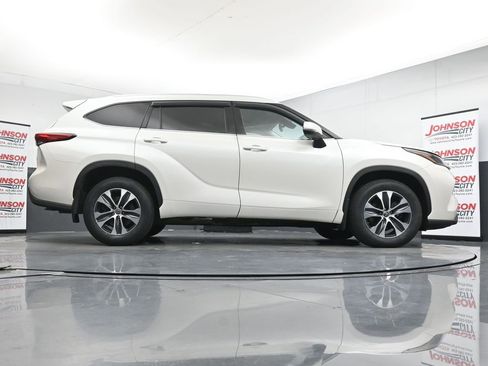Used 2021 Toyota Highlander XLE AWD/4WD image 38