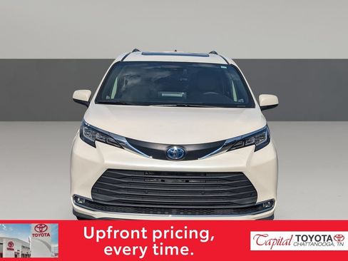 Used 2021 Toyota Sienna XLE FWD image 3