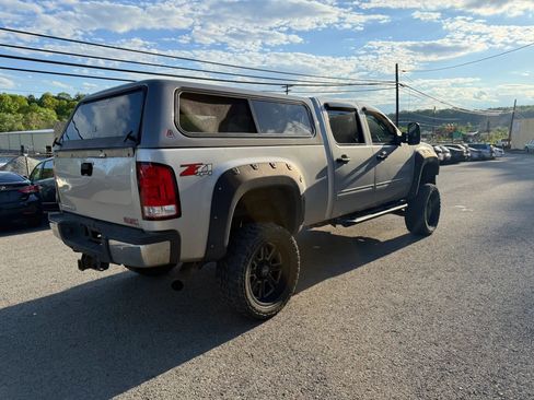 Used 2011 GMC Sierra 2500 SLE w/ SLE Preferred Package AWD/4WD image 6