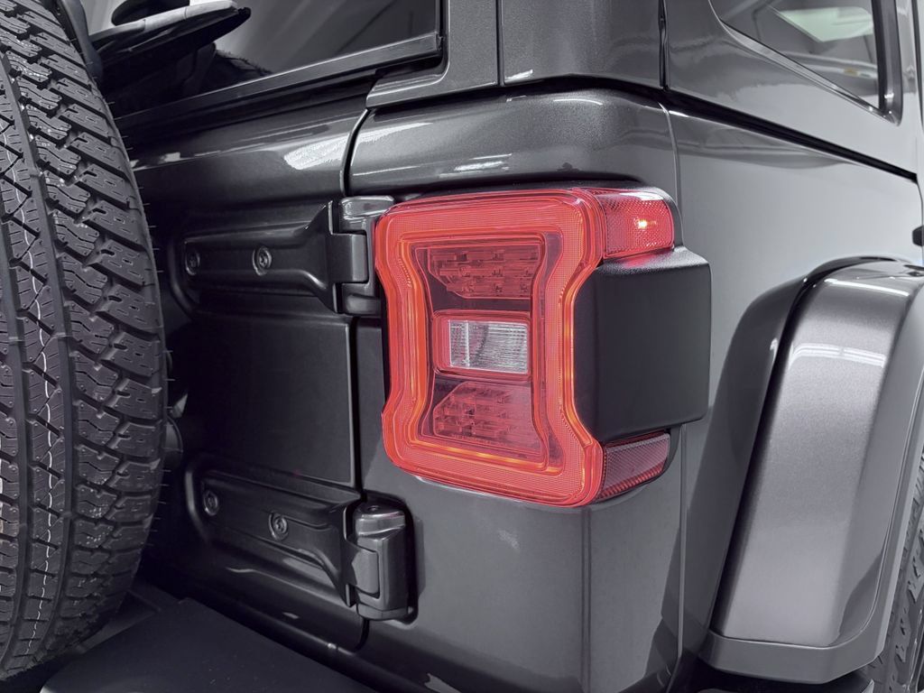 Used 2022 Jeep Wrangler Unlimited Sahara AWD/4WD image 9