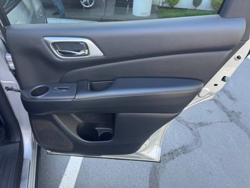 Used 2015 Nissan Pathfinder Platinum w/ Family Entertainment Package FWD image 17