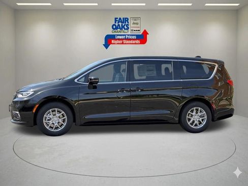 New 2026 Chrysler Pacifica Select image 10