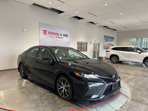 Used 2023 Toyota Camry SE image 1