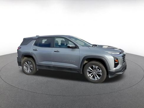 Used 2025 Chevrolet Equinox LT image 2