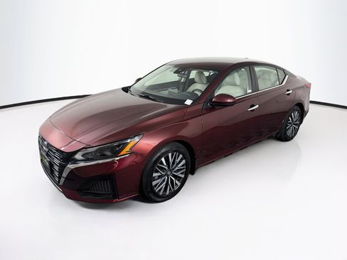 Used 2023 Nissan Altima 2.5 SV FWD image 3