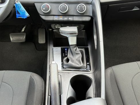 Used 2025 Hyundai Elantra SE FWD image 5