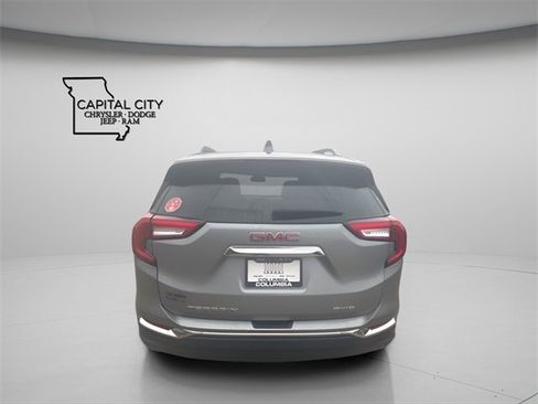 Used 2024 GMC Terrain SLT image 8