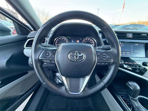 Used 2018 Toyota Camry XLE image 11