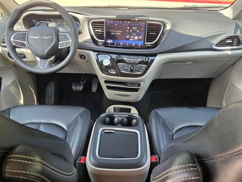 Used 2023 Chrysler Pacifica Touring-L FWD image 15