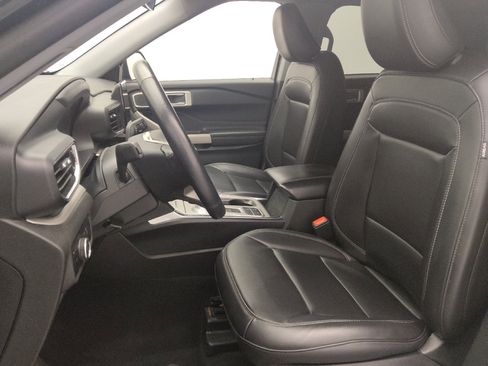 Used 2023 Ford Explorer XLT w/ Equipment Group 202A image 17