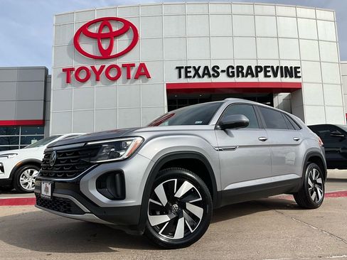 Used 2025 Volkswagen Atlas Cross Sport SE image 2