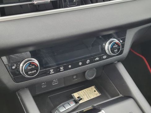 Used 2024 Mitsubishi Outlander 4WD Plug-In Hybrid image 18